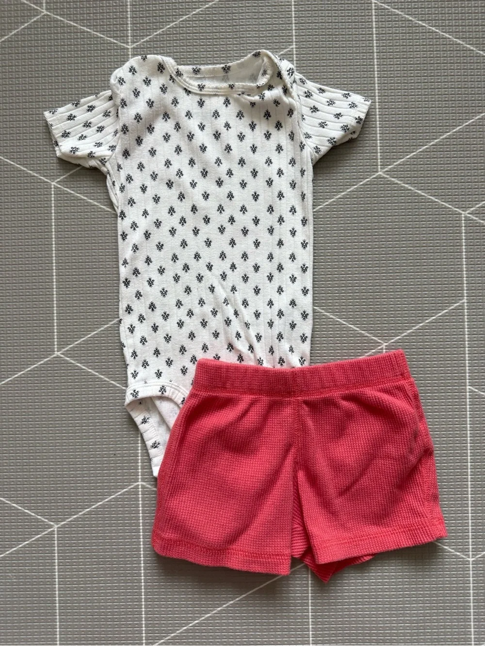 Gap|baby girl/toddler summer set,White ribbed Onesie & waffle Knit Shorts•••